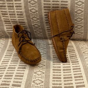 Brown size 5 1/2  Minnetonka